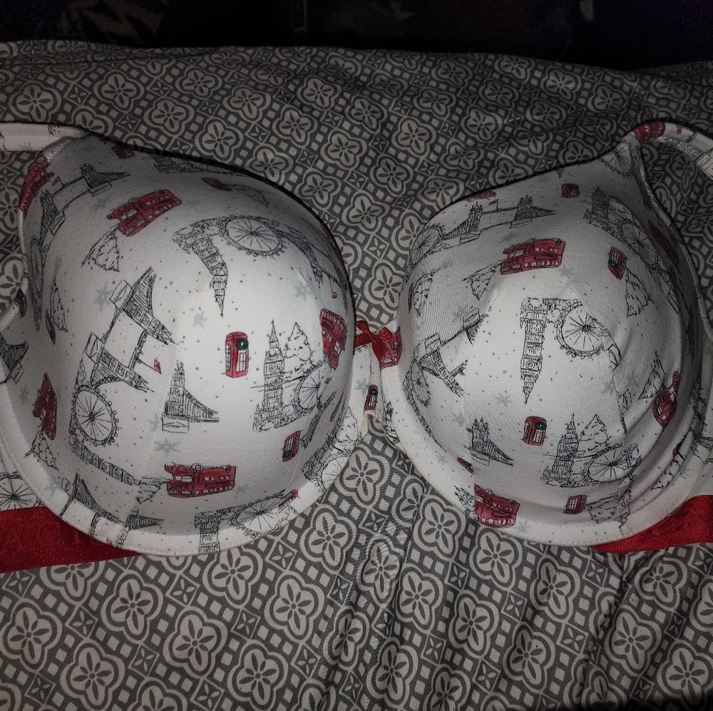 Cacique London-themed bra